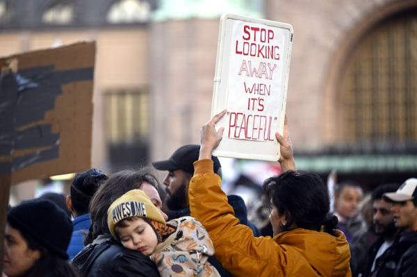 
					
				Protest supporting palestinian civilians halted en route to the Israeli embassy in Helsinki
			