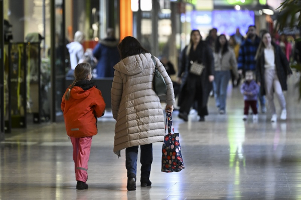 Consumer confidence dips but personal outlook steadies
Consumer confidence dips but personal outlook steadies